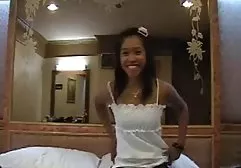 灵活的女孩与剃光猫安排在桌子上的色情表演