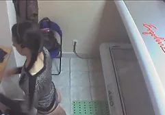 在精英妓女的屁股中，两个人滔滔不绝