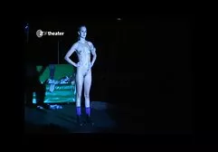 裸体主义者完全赤身裸体，在沙滩上聊天