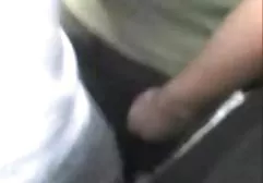 淡紫色卷发手指的女孩乱搞帽子