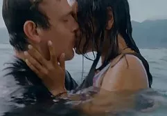 可爱的女人没有胸罩晒日光浴，没有意识到他们正在被删除