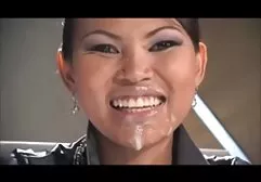 感性的黑发色情摆在窗口和脱衣服