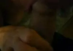 眼镜中的米拉哈巧妙地吸了阴茎pikaperu