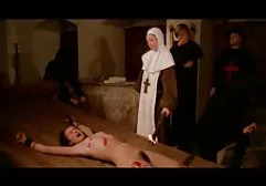 狭隘的眼睛说服她的朋友在车里做爱