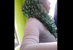 时装模特在床上嬉戏与她的男朋友
