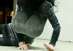 Blonde Lola在厨房里满足自己