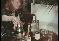 丰满的seductress裸露在淋浴刷她的牙齿