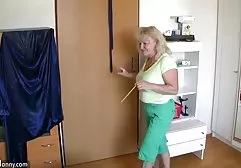 在卡通的多汁美女乱搞一匹马与一个大鸡巴