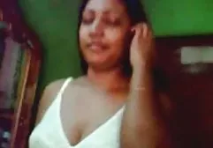 妈妈正在检查她为儿子订的女娃