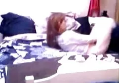 厚脸皮的情妇乱搞可爱的女佣与剃光猫的strapon