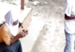 两个年轻的小鸡为两个老人服务