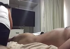 强迫女儿吮吸父亲