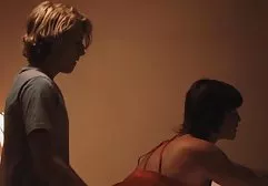 男人们在沙滩上遇到了热辣的小鸡，并且他们很难干