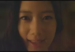 一个漂亮的女孩与真正的大性嘴唇的情色表演