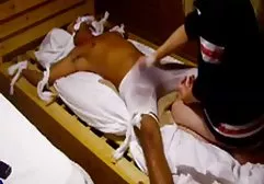 18岁的女学生笨拙地抽搐她的同学家伙