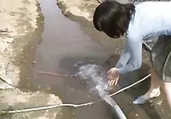 无聊的丈夫他妈的热的配偶在厨房的桌子上