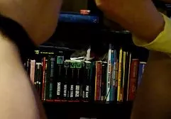 金发碧眼的巧妙地舔鸡巴小鸡