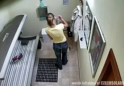 裸体美女在湖边放松，手上拿着钓竿