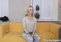 两个俄罗斯男人搞好了他们沉睡的女朋友