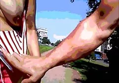 香草金发女郎在大床上鬼混和剥离。