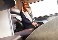 妇女在床上捉住了恋人与她的女儿
