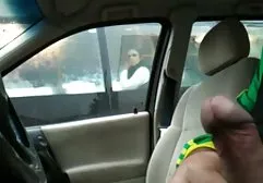 一个街头皮卡的主人在冬天拿起一个tsipochka并在家里操