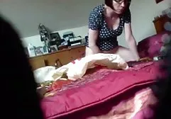 三位年轻女士戴着帽子分享性秘密