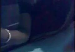 紧身胸衣中的女按摩师猛然甩掉成熟客户的成员