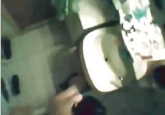 红头发的女孩从尼龙连裤袜变得非常赤裸