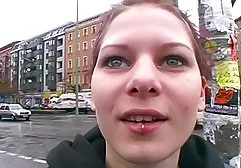 两个美女的腿绑在一起，强烈挠痒痒