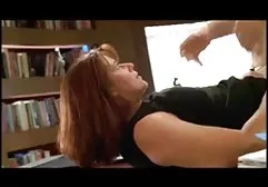 甜蜜的女同性恋者在露台上玩耍