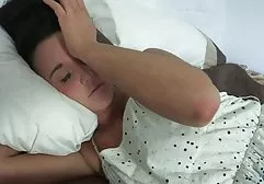 宝贝抓住她的朋友在街上自慰