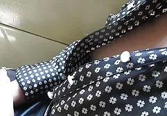 亚洲人在床上玩弄毛茸茸的屄很有趣