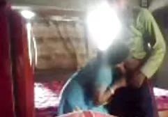 女同性恋青少年在长袜舔成熟母狗的猫