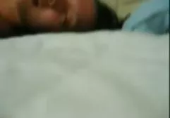当地的妓女桑德拉一下子在酒吧里乱搞了两个洞