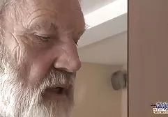 白色丝袜的角质荡妇脱下她的内裤，把她的假阳具放在她的阴部