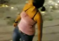 那个男孩的女孩在一个裸体海滩上交换了口交