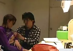 有大山雀的大傻在墙上赤身裸体