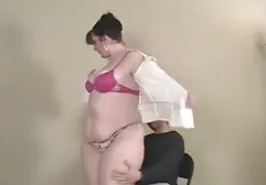 婊子在毛孔里开了一个假阳具