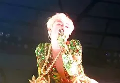 两个蒙面男子硬性交色情明星