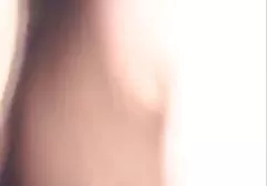 渔网丝袜的体操运动员摆在与蛇和自慰猫