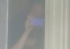 浴巾的妇女折磨一个一定的女孩的身体的