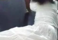 那家伙嘴里叼着一只​​直立的阴茎，然后种下了他的屁股