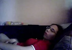 女人沐浴在一个赤裸的身体和沐浴