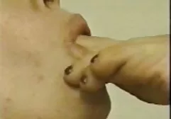 乌木乱搞性感美女在黑色内衣上约会