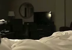 英俊的肌肉男按摩师舔客户的帽子