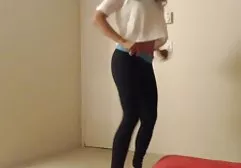 Alexa放下她的连裤袜，指责她的阴蒂