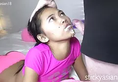 苗条的裸体小鸡在海滩上喝啤酒