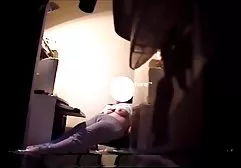 尼龙丝袜的放荡妓女与一个人的钱交往