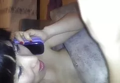 金发女郎有一个手指在阴部和吸